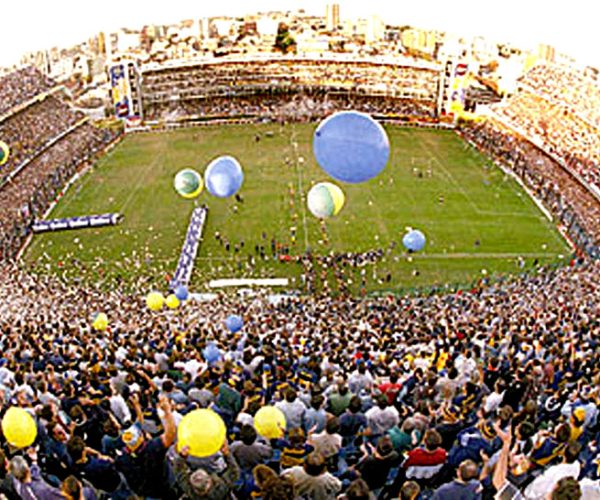 DYN32.JPG DYN32, BUENOS AIRES 09-05-99, LA BOMBONERA DESBORDADA POR LOS HINCHAS DE RIVER Y BOCA, ESTA TARDE DURANTE EL CLASICO. FOTO: JUAN PABLO MALDOVAN